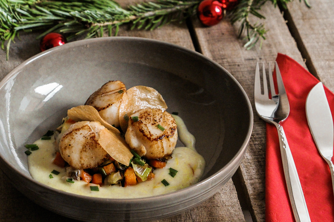 Noix De Saint-Jacques Poêlées, Légumes, Sauce Crème Au Vin Blanc ...